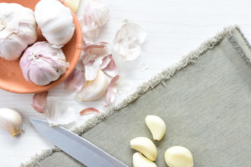 Allium sativum: Fresh, whole and sliced garlic