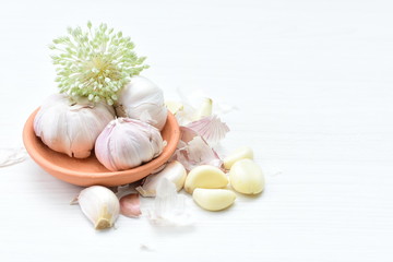 Allium sativum: Fresh, whole and sliced garlic