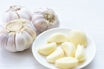 Allium sativum: Fresh, whole and sliced garlic