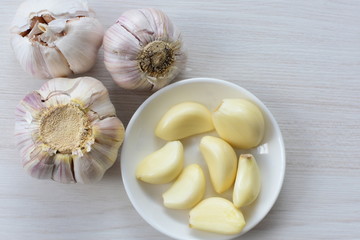 Allium sativum: Fresh, whole and sliced garlic