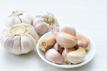 Allium sativum: Fresh, whole and sliced garlic