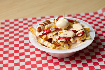 papas fritas con salchicha