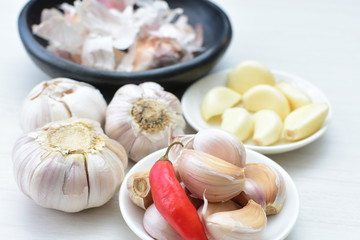 Allium sativum: Fresh, whole and sliced garlic