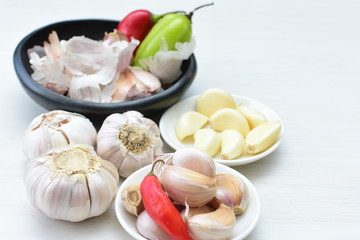 Allium sativum: Fresh whole garlic, with peel, sliced and sweet pepper