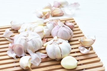 Allium sativum: Fresh, whole and sliced garlic