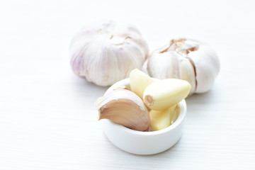 Allium sativum: Fresh, whole and sliced garlic