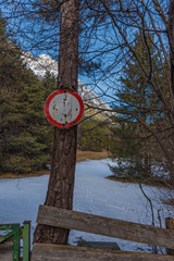 Baum mit Schild Fahrverbot im Wald
