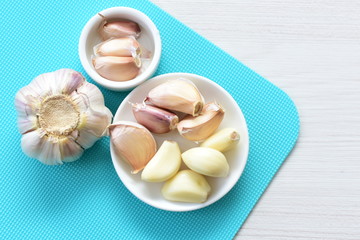 Allium sativum: Fresh, whole and sliced garlic