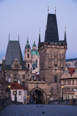 Fototapeta premium Wieża w pobliżu Mostu Karola w Pradze o wschodzie słońca