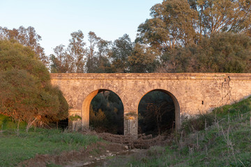 Fototapeta na wymiar Viejo puente del arroyo de Villanueva en el camino a Medina Sidonia, provincia de Cádiz, España