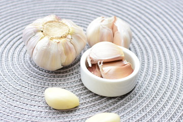 Allium sativum: Fresh, whole and sliced garlic