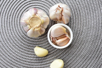 Allium sativum: Fresh, whole and sliced garlic
