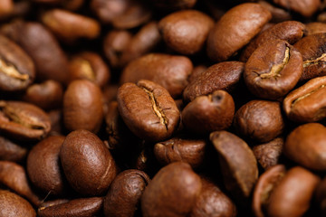 Obraz premium Fresh coffee beans after roasting. Close up.