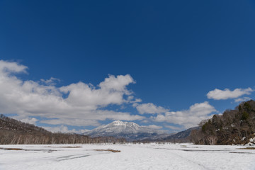 尾瀬ヶ原から見た春の燧ヶ岳
