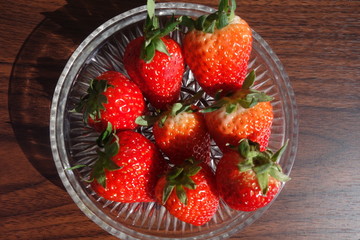 ガラスの器に入った新鮮な苺