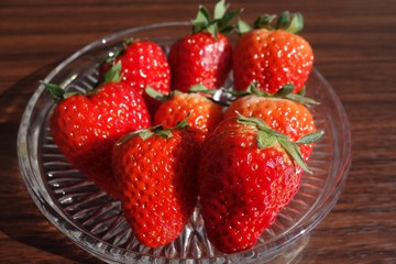 ガラスの器の上の新鮮な苺