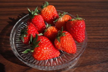 ガラスの器の上の新鮮な苺