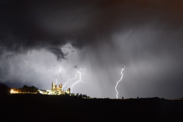 tormenta electrica sobre fabrica de cemento