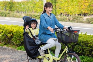 Obraz premium 自転車に乗る親子