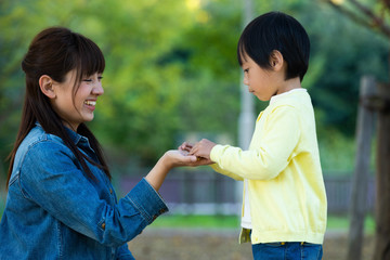 Fototapeta premium 公園で遊ぶ親子