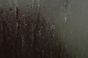 The patterned surface of the bathroom glass with steam