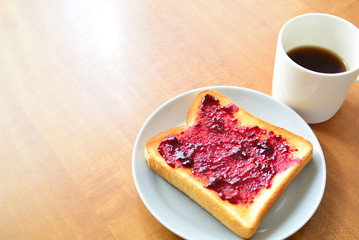 ジャムトーストとコーヒー