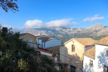 Fototapeta na wymiar view of the town of Castell de Guadalest with the mountains on the background