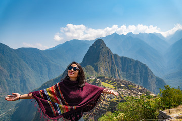 Vrouw geniet van het uitzicht op Machu Picchu Peru Zuid-Amerika