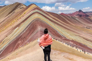 Photo sur Plexiglas Machu Picchu Woman enjoying the magnificient view of Rainbow Mountain Peru South America
