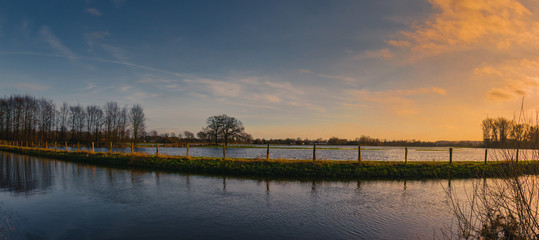 Wiesen stehen vom Dauerregen unter Wasser