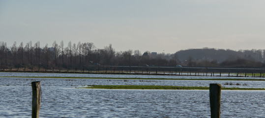 Wiesen stehen vom Dauerregen unter Wasser
