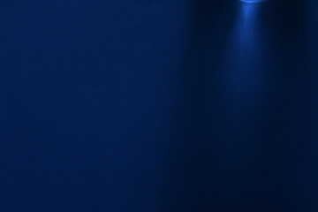 青い紙の上の光と影