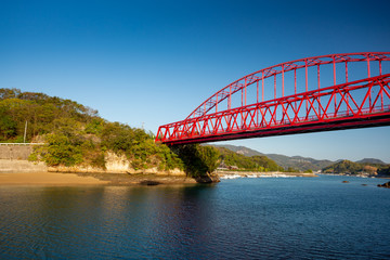 Naklejka premium Shimanami kaido cycling route, Japan. Mukaishimao Bridge