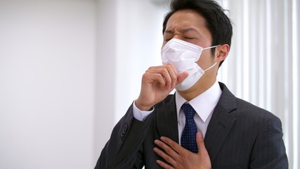 咳込むビジネスマン