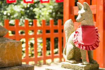 Photograph of the statue of a dog with a key in his mouth and a red bib