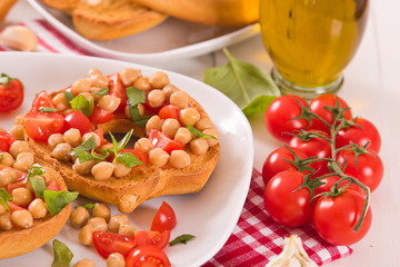 Friselle with tomatoes and chickpeas.