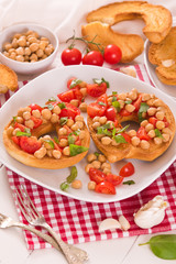 Friselle with tomatoes and chickpeas.
