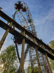 Vologda. Spring. Old abandoned rides in Veterans Park. Ferris wheel