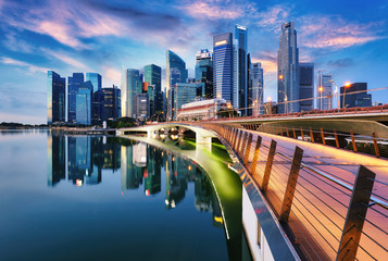 Obraz premium Singapore city skyline at sunset with bridge
