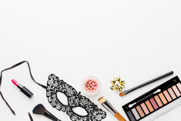 Elegant carnival mask with make-up kit