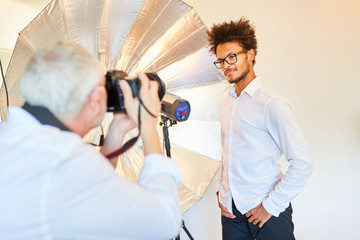 Mann als Model im Fotostudio beim Fotoshooting