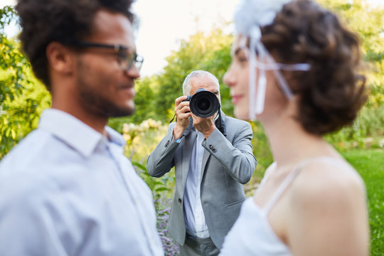 Fotograf fotografiert Brautpaar am Hochzeitstag