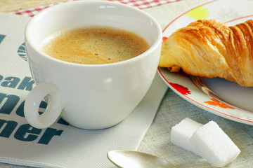 tasse de café et croissant sur une table