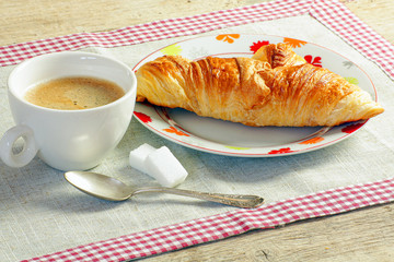 tasse de café et croissant sur une table