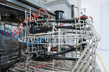 Sterilisieren eines Endoskop in einer Sp&uuml;lmaschine im Krankenhaus