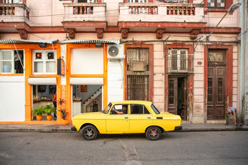 Fototapeta na wymiar Old timer in Havanna - Kuba