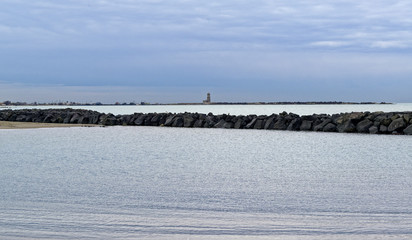 Bord de mer sous un ciel nuageux en hiver