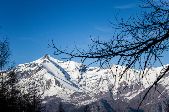 Rocciamelone, monte sacro celta su cielo blu