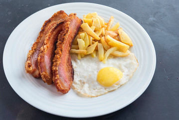 bacon potatoes chips and egg