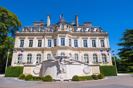 Blick auf das Rathaus von Epernay/Frankreich